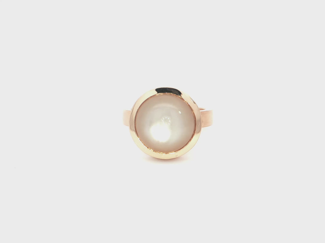 „Cachemire Luna“ – Ring aus 18kt Roségold mit Kaschmir-Mondstein