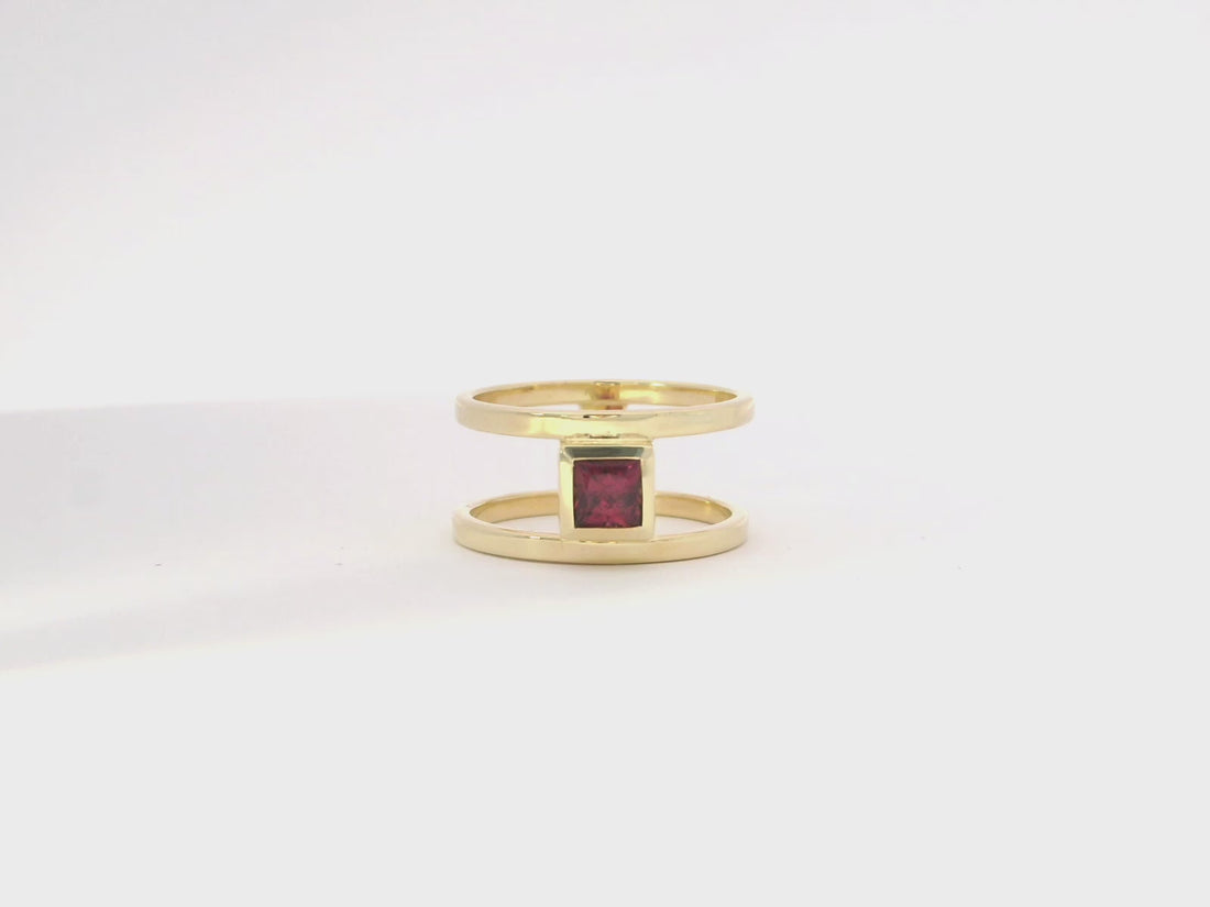 Ring „Dualité“ – 18kt Gelbgold mit Granat