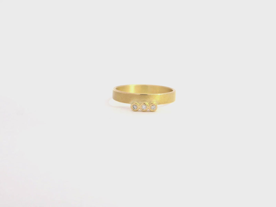 Ring mit drei Brillanten – 18kt Gelbgold