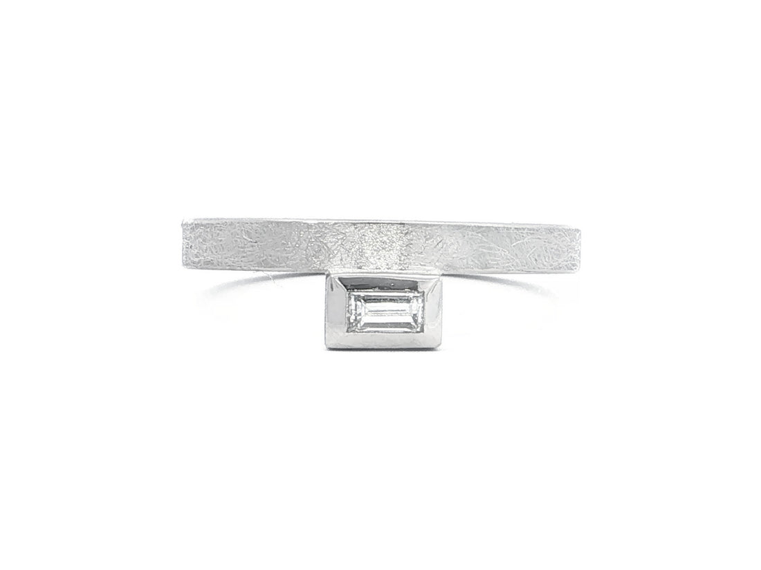Ring mit Baguette-Diamant – 18kt Weißgold rhodiniert, matt